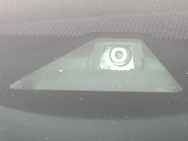 【ホンダセンシング】走行中に前方の車両等を認識し、衝突しそうな時は警報とブレーキで衝突回避と被害軽減をアシスト。より安全にドライブをお楽しみいただけます。