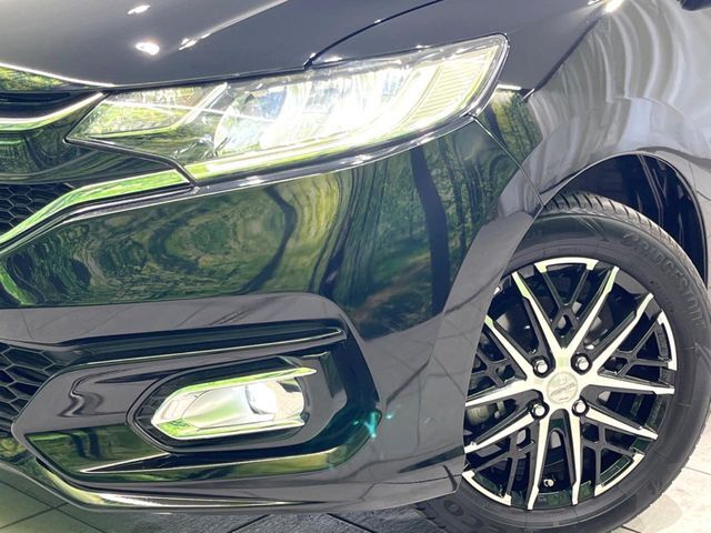 【LEDヘッドライト】悪天候や夜間走行時も良好な視界を確保し安心して運転できる高輝度LEDヘッドライトを装備！点灯速度が早く、消費電力も抑えられています。