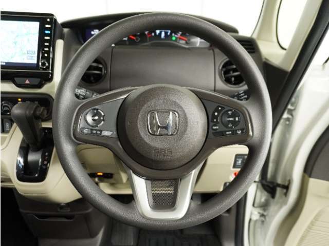 【Honda SENSING】 カメラ等装置で精度の高い検知能力を発揮、安全運転を支援します。ステアリング上のコントローラーに注目！