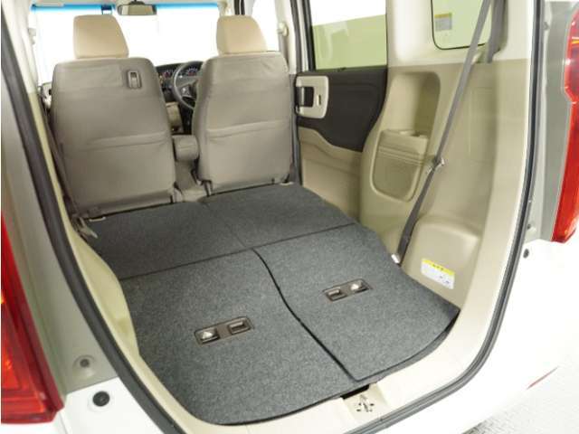 リアシートを使用しない時は倒せば更に広々ラゲッジスペースの出来上がりです、たくさんの荷物が楽々載せられますよ！