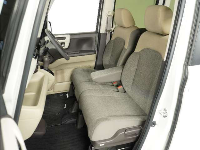 運転席と助手席は足元が繋がっているので自由に行き来しやすいので駐車場が狭いときでも助手席側からスムーズに乗り降りできて便利！