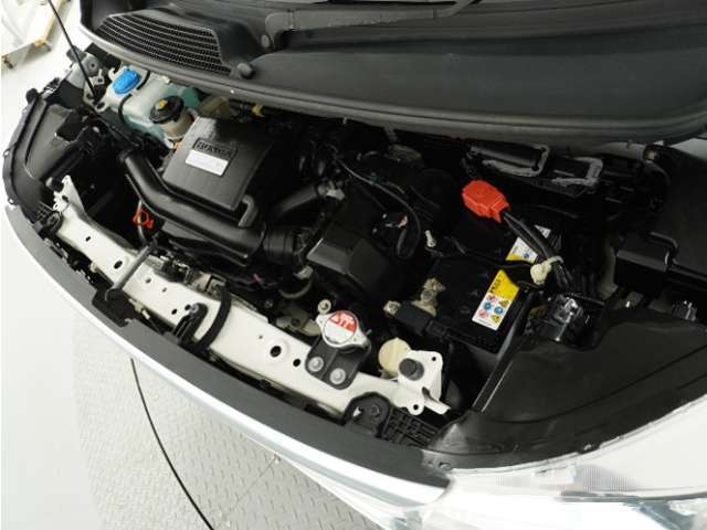エンジンは車の心臓部分です。このエンジンルームが汚いとトラブルの基になります。当店は専用の液剤を使って徹底的に綺麗にします。
