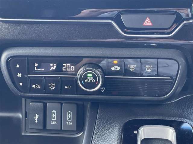【オートエアコン】車内温度を感知して自動で温度調整が可能！いつでも快適な車内空間を創り上げます♪