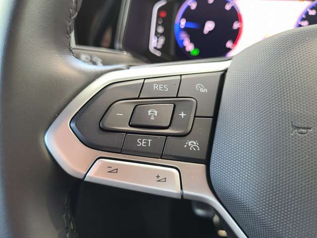 ハンドル左側：ACCアダプティブクルーズコントロールをこのボタンのみで行うことができます。運転中でもハンドル内にあることで視線の動き幅を抑えられ安全性を高めています。