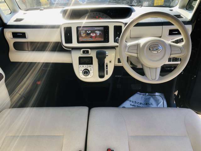 ベンチシートで広々とした空間です♪ハイトワゴンなので高身長の方も圧迫感無くお乗り頂けますよ♪