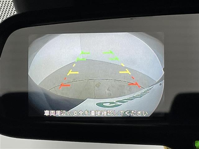 【バックモニター】後ろのカメラの映像をモニターに映し出すことができます！後方の見えない死角や、障害物との距離感をしっかり確認することができます！駐車が苦手な方におすすめです。