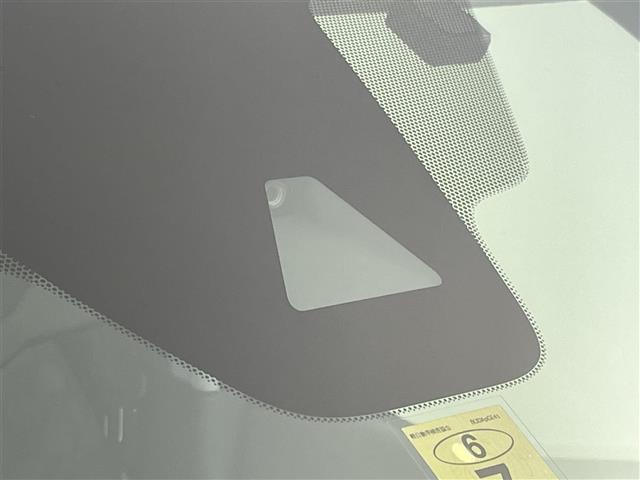 【エマージェンシーブレーキ】前方の車両や歩行者を検知し、衝突による事故回避をサポートします！機能には限界があるためご注意ください。