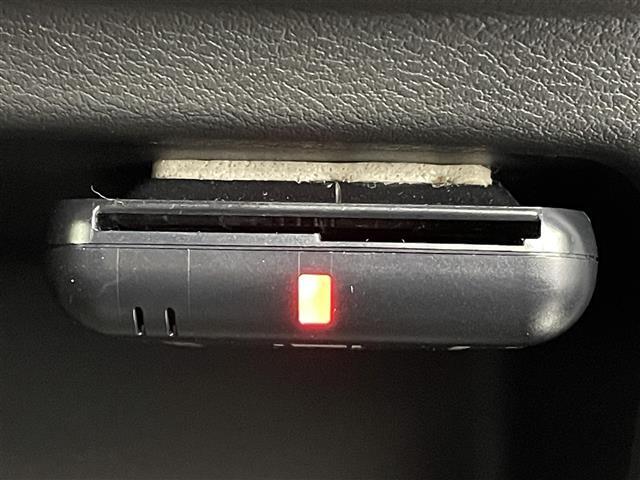 【ETC】有料道路を利用する際に料金所で停止することなく通過できる、ETC車載器（ノンストップ自動料金収受システム機器）が装備されています。セットアップを行うことで利用可能になります。