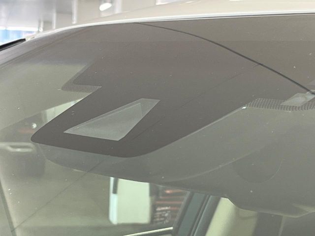 【プリクラッシュセーフティ】前方の車両等を検知し、衝突しそうな時は警報で注意を促し、ブレーキを踏む力をサポート。ブレーキを踏めなかった場合は衝突被害軽減ブレーキが作動、衝突回避をサポートします。