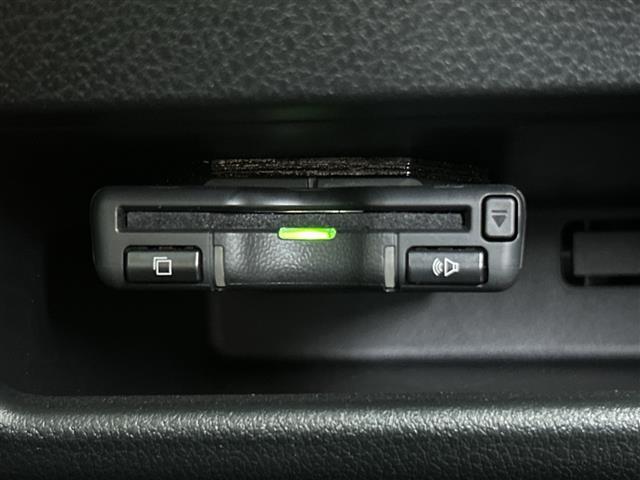 【ETC】有料道路を利用する際に料金所で停止することなく通過できる、ETC車載器（ノンストップ自動料金収受システム機器）が装備されています。セットアップを行うことで利用可能になります。