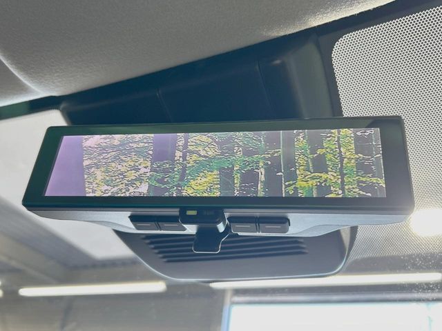 【インテリジェントルームミラー】後席の大きな荷物や同乗者で後方が確認しづらい時でも安心！カメラが撮影した車両後方の映像をルームミラー内に表示。クリアな視界で状況の確認が可能です！