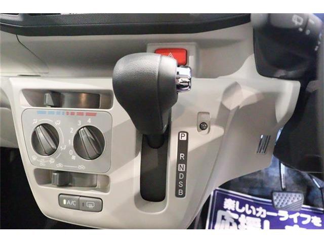 ステアリングホイールからスムーズに持ちかえられるインパネシフトを採用。