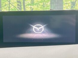 【8.8型マツダコネクトナビ】車内の雰囲気にマッチした一体型タイプのナビ。各種車輌設定やBluetooth再生等、様々な機能が楽しめます。直感的なダイヤル操作が可能で、使い勝手も良好です。