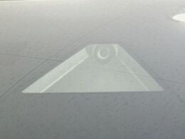 【i-ACTIVESENSE】走行中に前方の車両等を認識し、衝突しそうな時は警報とブレーキで衝突回避と被害軽減をアシスト。より安全にドライブをお楽しみいただけます。