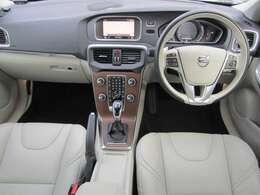 車内は、美しい仕上がりのインテリアが清々しくも落ち着いた雰囲気を醸し出し、独特の居心地のよさを感じさせる、まさにスカンジナビアン・デザインの傑作と呼ぶにふさわしい空間となっています。