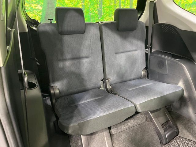 3列目シートはもちろん状態良好☆大人でもゆったりと座って頂けますので、大人数でのお出かけもラクラクです♪ご家族で、気の知れた仲間で、ドライブに行くのが楽しみですね♪