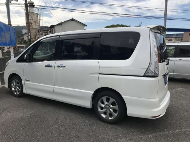 外装も毎日磨いております。中古車だから傷はあるもの。でもキレイなほうがいい。納車の際に「中古車じゃないみたい」って言ってくださるお客様の顔が好きなんです。