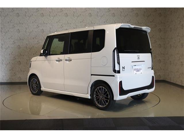 カラーはプラチナホワイトパールです。入庫後ボディ磨き、艶出し施工致しております。