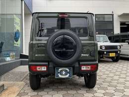 過酷なオフロードでのタフさを感じさせる前後バンパー。