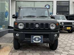 ジムニーシエラらしさの象徴、5スロットグリルと丸型ヘッドランプ＆独立ターンランプ。