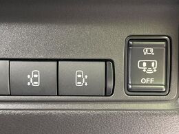 【ハンズフリー機能付き両側パワースライドドア】スライドドアの下に足先を入れてすぐ引くと、自動的にスライドドアが開閉します！荷物で両手がふさがった状態でも、ドアの開閉ができてとっても便利！