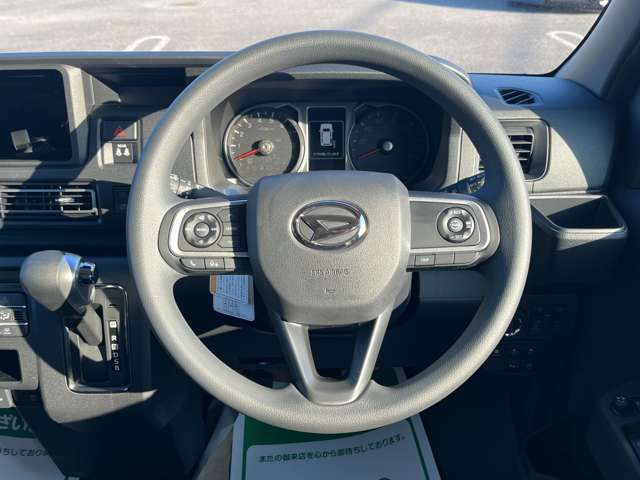 スマートキー標準装備です。車に近づいてリクエストスイッチを押せばドアの開閉ができます。更にエンジンの始動もカギを挿さずに出来ます。防犯面でも安心に繋がります。