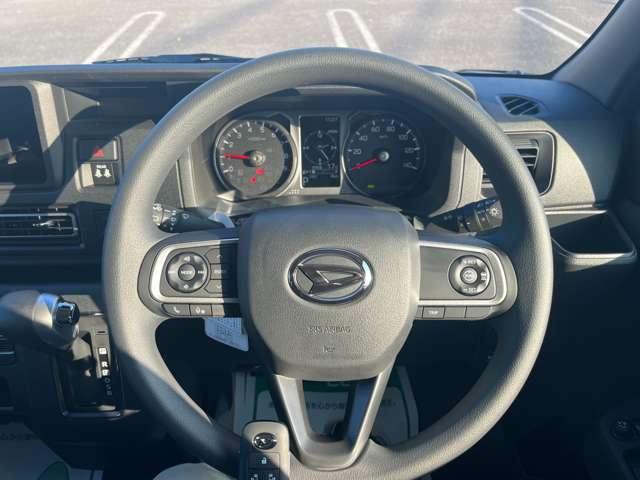 オートエアコン標準装備です。簡単操作で車内が設定した温度になるまで風量、吹き出し口を自動的に調整してくれます。いつでも快適な運転が楽しめます。