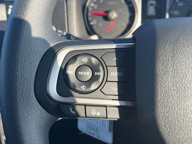 プッシュスタート標準装備です。カギを挿さずにエンジンの始動からドアの開け閉めまで出来てしまうスマートキーの仕様になっている為、カギを探す手間がありません。