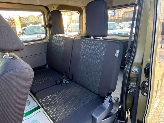 リアシートは分割式になります。ワンタッチでフラットにも出来ますのでお荷物が多い時等はフルフラットにして積む事も可能です。