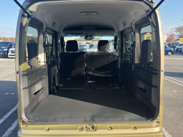 ☆フラットシート☆後部座席を倒すとフラットになる為、たくさんのお荷物や大きなお荷物を積むときに便利です！