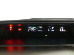 とっても見やすいメーターです。夜間時はラグジュアリーな気分にさせてくれる照明が魅力ですので、夜のドライブも楽しみになりますよ♪