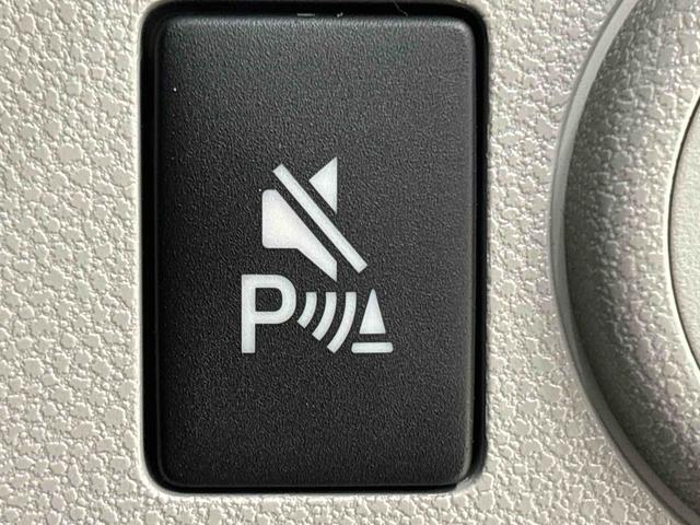 車の四隅にセンサーを施し死角になりやすい左右前後方向の障害物を感知することで、縦列駐車や車庫入れをサポートするコーナーセンサーが付いてます