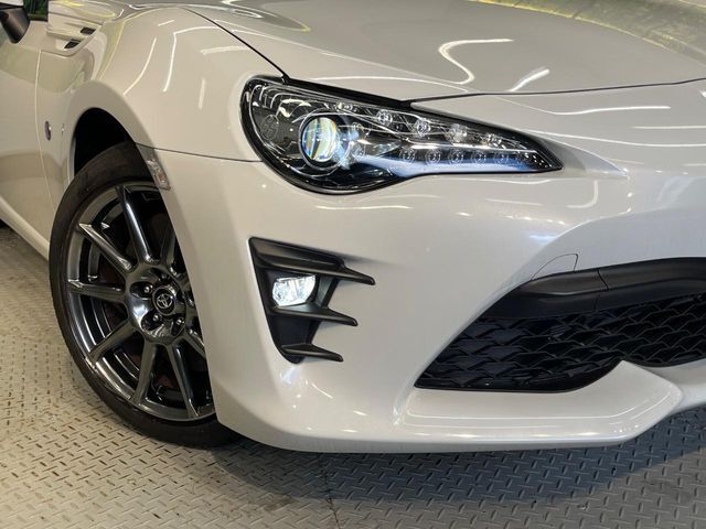 【LEDヘッドライト】悪天候や夜間走行時も良好な視界を確保し安心して運転できる高輝度LEDヘッドライトを装備！点灯速度が早く、消費電力も抑えられています。