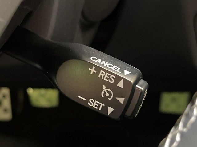 【クルーズコントロール】高速道路もラクラク走行。アクセルを離しても一定速度で走行ができ、長距離運転時の負担を軽減！加速・減速も簡単なスイッチ操作で調整できます。