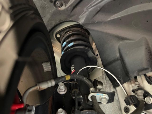 お車を安心してお乗りいただく為には、足回りの定期点検が欠かせません。サービスサポート（有償保証）では無料点検もご提供しており、安心のカーライフをお過ごしいただけるサポート体制が整っています。
