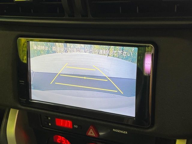 【バックカメラ】駐車時に後方がリアルタイム映像で確認できます。大型商業施設や立体駐車場での駐車時や、夜間のバック時に大活躍！運転スキルに関わらず、今や必須となった装備のひとつです！