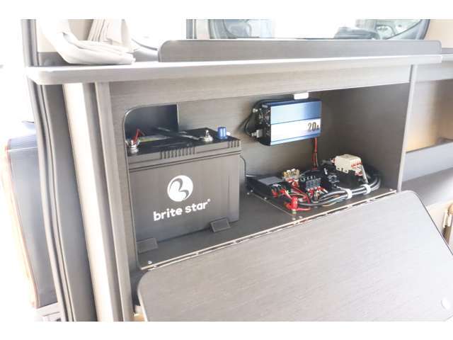 サブバッテリー　走行充電　外部充電　DCソケット　USBソケット　電圧計　リアクーラー　リアヒーター