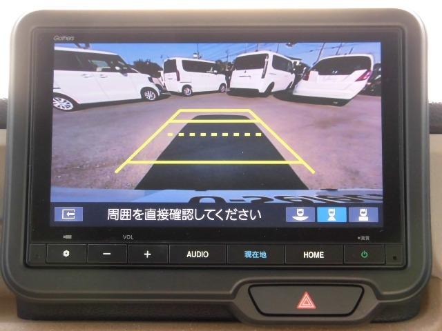 リバース時にはリアカメラにより後方の確認も可能です。「ノーマル・ワイド・トップダウンビュー」の3つから状況に合わせて切り替え可能です。
