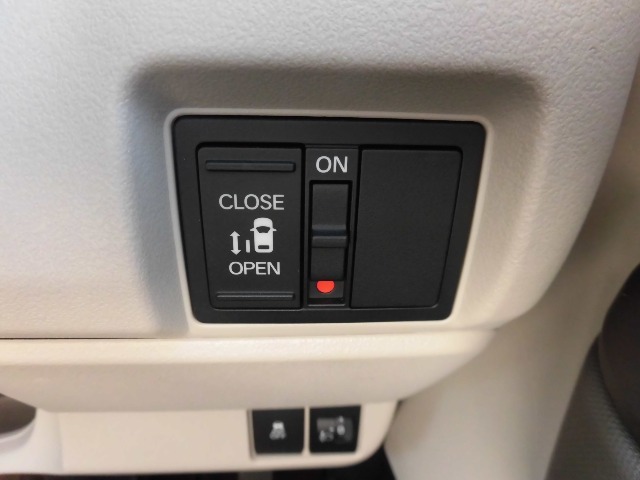 狭い駐車場や壁際でもドアをぶつける心配が少なく開けられる両側スライドドアです。助手席側は電動で、開閉操作も楽々です！