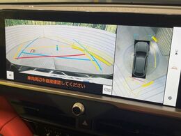 【パノラミックビューモニター】専用のカメラにより、上から見下ろしたような視点で360度クルマの周囲を確認することができます☆死角部分も確認しやすく、狭い場所での切り返しや駐車もスムーズに行えます。