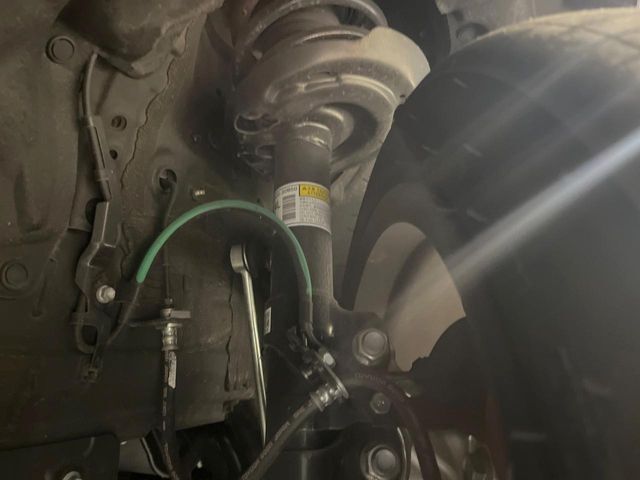 お車を安心してお乗りいただく為には、足回りの定期点検が欠かせません。サービスサポート（有償保証）では無料点検もご提供しており、安心のカーライフをお過ごしいただけるサポート体制が整っています。