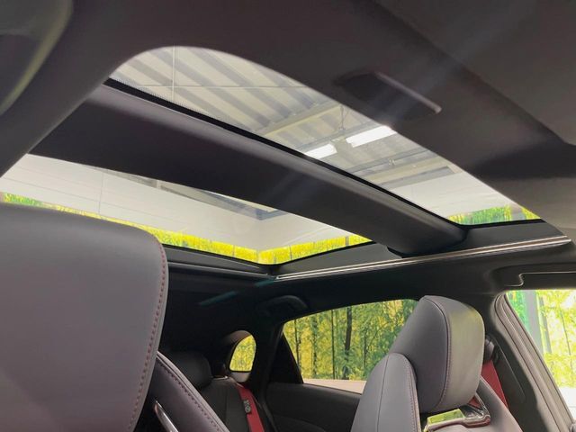 【パノラマルーフ】大型のガラスルーフ搭載で車内の解放感が一気にアップ！開放的なドライブをお楽しみいただけます。