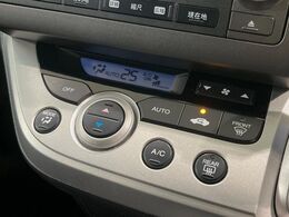 【オートエアコン】一度お好みの温度に設定すれば、車内の温度を検知し風量や温度を自動で調整。暑い…寒い…と何度もスイッチ操作をする必要はありません。快適な車内空間には必須の機能ですね♪