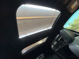 【サンルーフ】ボタンひとつで開閉可能！開放感たっぷりのサンルーフが装着されています！車内に明かりを取り入れたり景色を楽しむ以外にも、車内の空気も簡単に換気可能！
