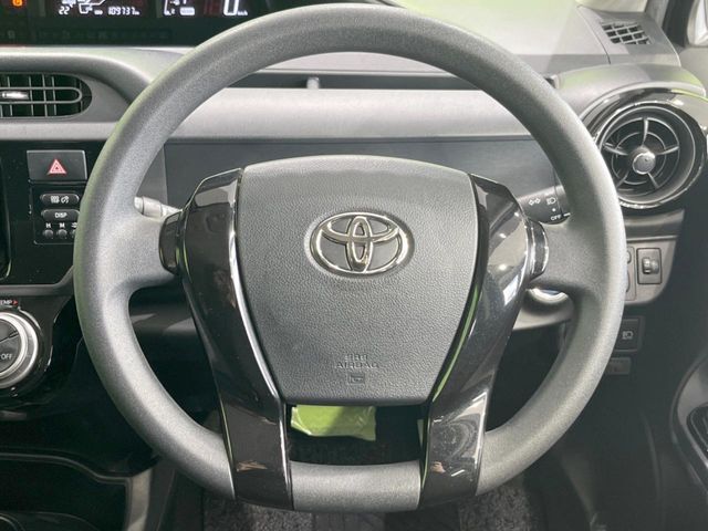インテリアに合わせたデザインのステアリングは、運転される方のことも考え、運転しやすい形状、大きさです。是非一度、実際に触ってお確かめください。