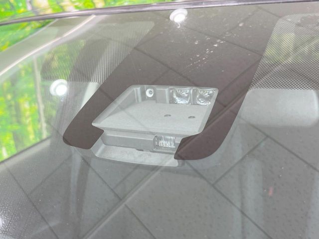 【プリクラッシュセーフティ】前方の車両等を検知し、衝突しそうな時は警報で注意を促し、ブレーキを踏む力をサポート。ブレーキを踏めなかった場合は衝突被害軽減ブレーキが作動、衝突回避をサポートします。