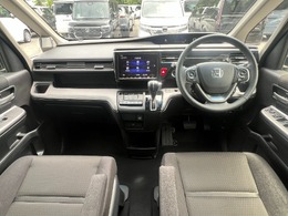 当社の中古車は、フロアマット付きで販売しておりません。予めご了承下さい。中古車という特性上匂いや見栄えなどの状態が左右される為です。純正マット、車種専用社外品マットをご購入いただけます。