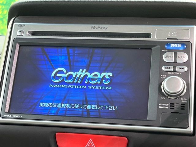 【純正ナビ】人気の純正ナビを装備しております。ナビの使いやすさはもちろん、オーディオ機能も充実！キャンプや旅行はもちろん、通勤や買い物など普段のドライブも楽しくなるはず♪