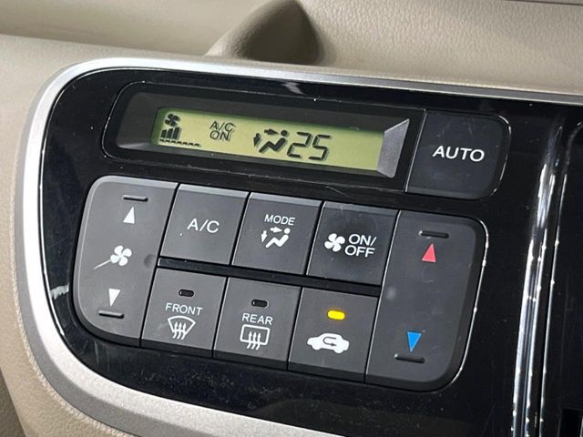 【オートエアコン】一度お好みの温度に設定すれば、車内の温度を検知し風量や温度を自動で調整。暑い…寒い…と何度もスイッチ操作をする必要はありません。快適な車内空間には必須の機能ですね♪