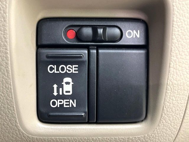 【パワースライドドア】スマートキーや運転席のスイッチでスライドドアの開閉が可能♪電動だから力を入れてドアを開ける必要が無く、小さいお子様でも、重い荷物を持っている時もラクに開け閉めできます♪